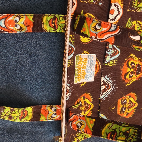 Big Bud Press Halloween Masks Printed Shoulder Zip Tote - Picture 3 of 4
